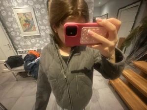 Grå jacka (Zara) - Fin jacka, köpt på Plick, skriv om ni vill ha fler bilder eller mer information 💗💗