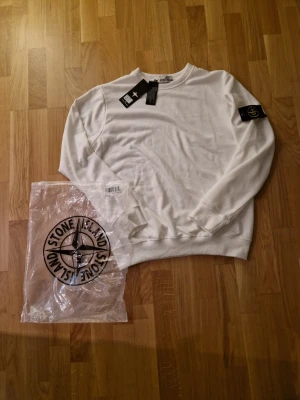 Stone island sweatshirt  - Säljer en helt ny stone island sweatshirt! Storlek XL men passar L !!