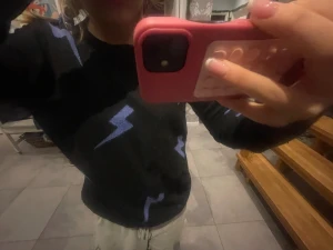 Svart tröja med blå blixtar - Hej hoppas ni mår jag säljer denna fina tröjan från holister och undrar om ni är intresserade, skriv om ni har några frågor💗💗