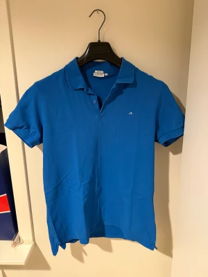 Piké Tröja J.Lindeberg - Ljusblå piké tröja från märket J.Lindeberg i storlek M. Mycket bra skick! Säljer för att den tyvärr inte kommer till användning. Skriv för fler bilder eller mått!