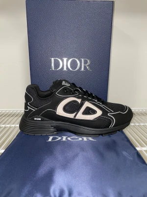 Black Dior sneakers - Black comfy Dior sneakers with box and bag, the shoes reflect lights.