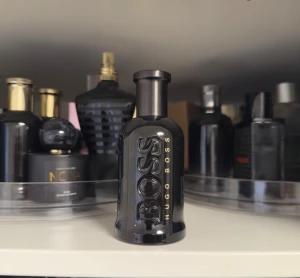 Hugo Boss Bottled Parfum 100 ml - Stilren parfym från Hugo Boss, 100 ml. Perfekt för dig som vill ha en klassisk och modern doft i samlingen. Snygg flaska som passar in i alla badrum.