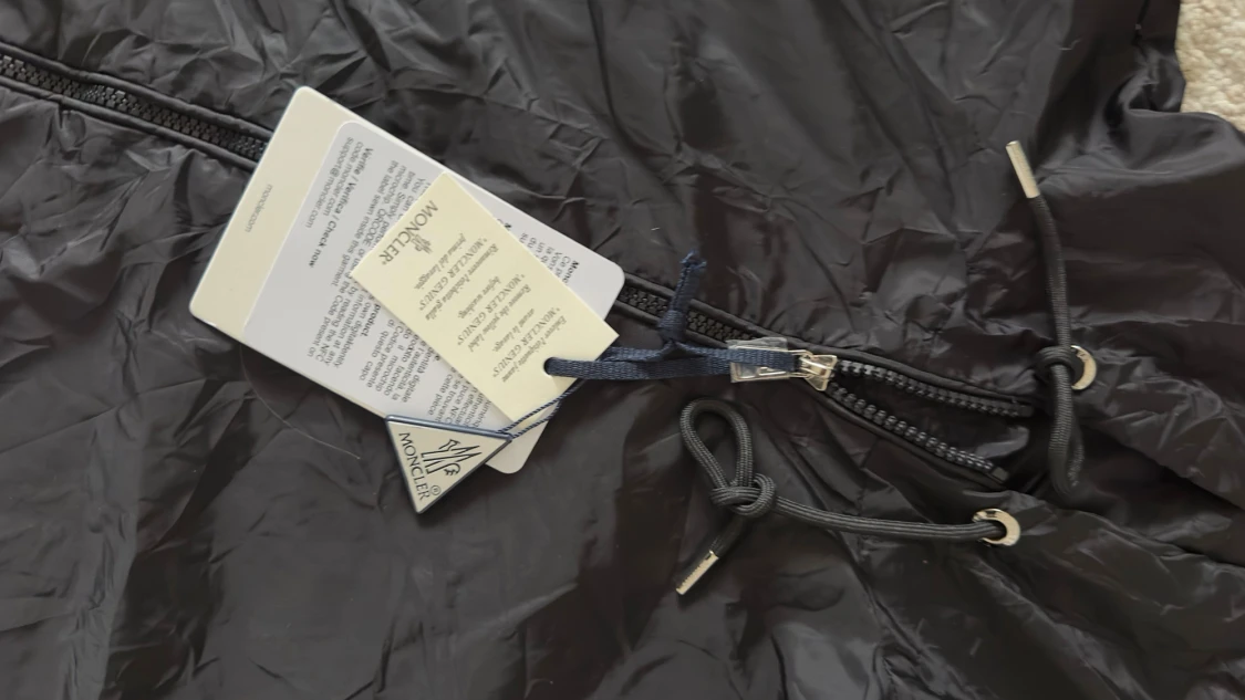 Svart vindjacka från Moncler med huva - 1