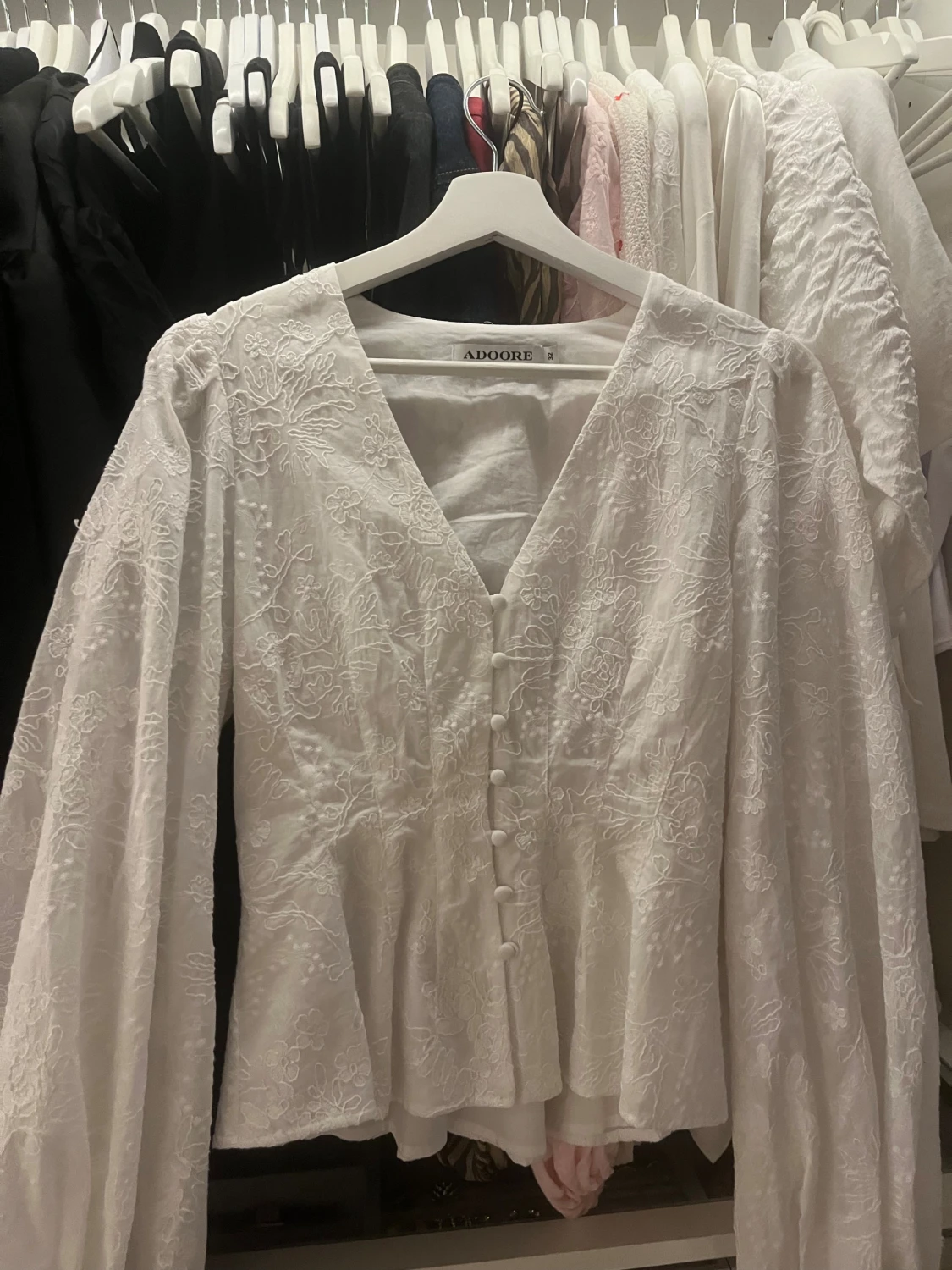 Vit broderad blus från Adoore - 2