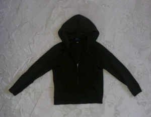 Mörkgrön hoodie från Polo Ralph Lauren - Snygg mörkgrön hoodie från Polo Ralph Lauren med dragkedja framtill och huva. Tröjan har långa ärmar och en klassisk, enkel design som passar perfekt till jeans eller joggers. Mjuk bomullskvalitet för skön komfort hela dagen.