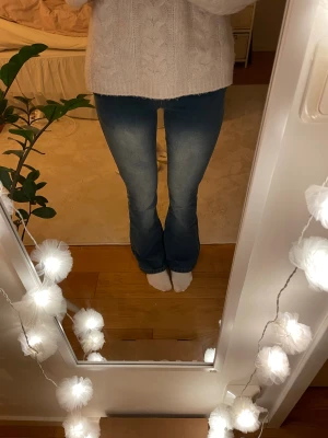 Bootcut jeans - Säljer dessa blå, lågmidjade, bootcut jeans ifrån D-Xel köpta på KidsBrandstore. Aldrig använda. Nypris: 550 kr.                                                           Stl 27 (motsvarar ungefär XS/stl 164) Pris kan diskuteras!