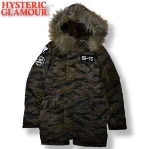 Hysteric glamour vinterjacka päls - ‼️Pris kan diskuteras‼️En fin vinterjacka från hysteric glamour, storlek s, den har päls och nice mönster, som är kamo (brun/mörkgrön) 