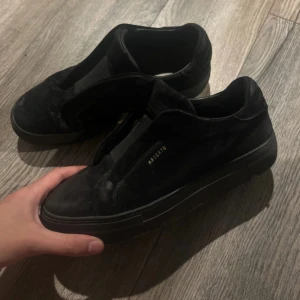 axel arigato 360 laceless - heltsvarta arigato 360 laceless, från herravdelningen men funkar dam oxo. strl 39😁 fläckarna är inget som inte går o skrubba bort