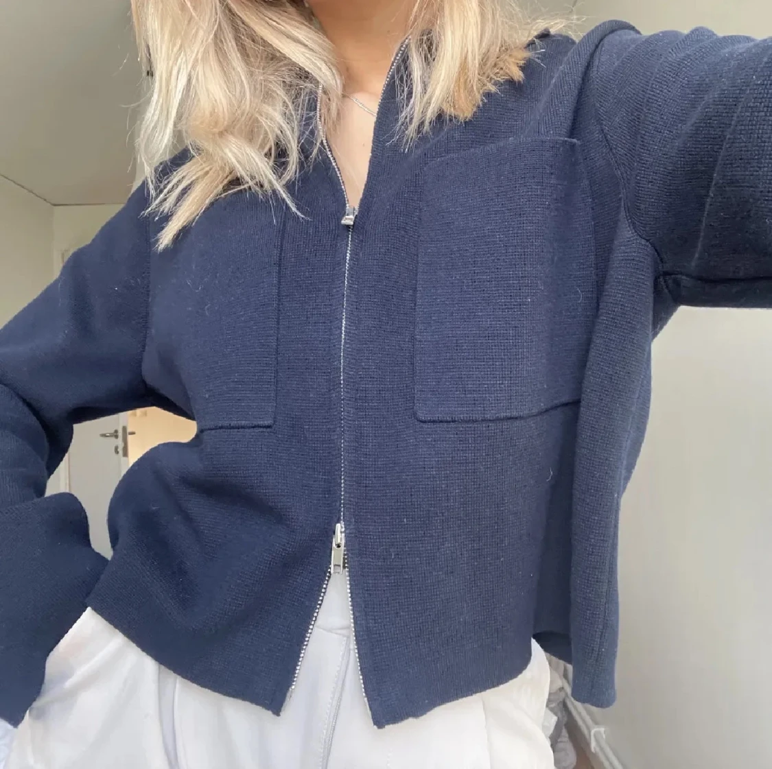Mörkblå stickad kofta