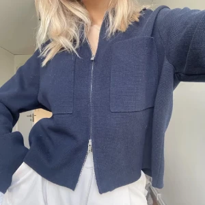 Mörkblå stickad kofta - Mörkblå stickad kofta från Åhléns som är i så fint kvalitet. Har används ett fåtal gånger och kostar 600 nypris💕