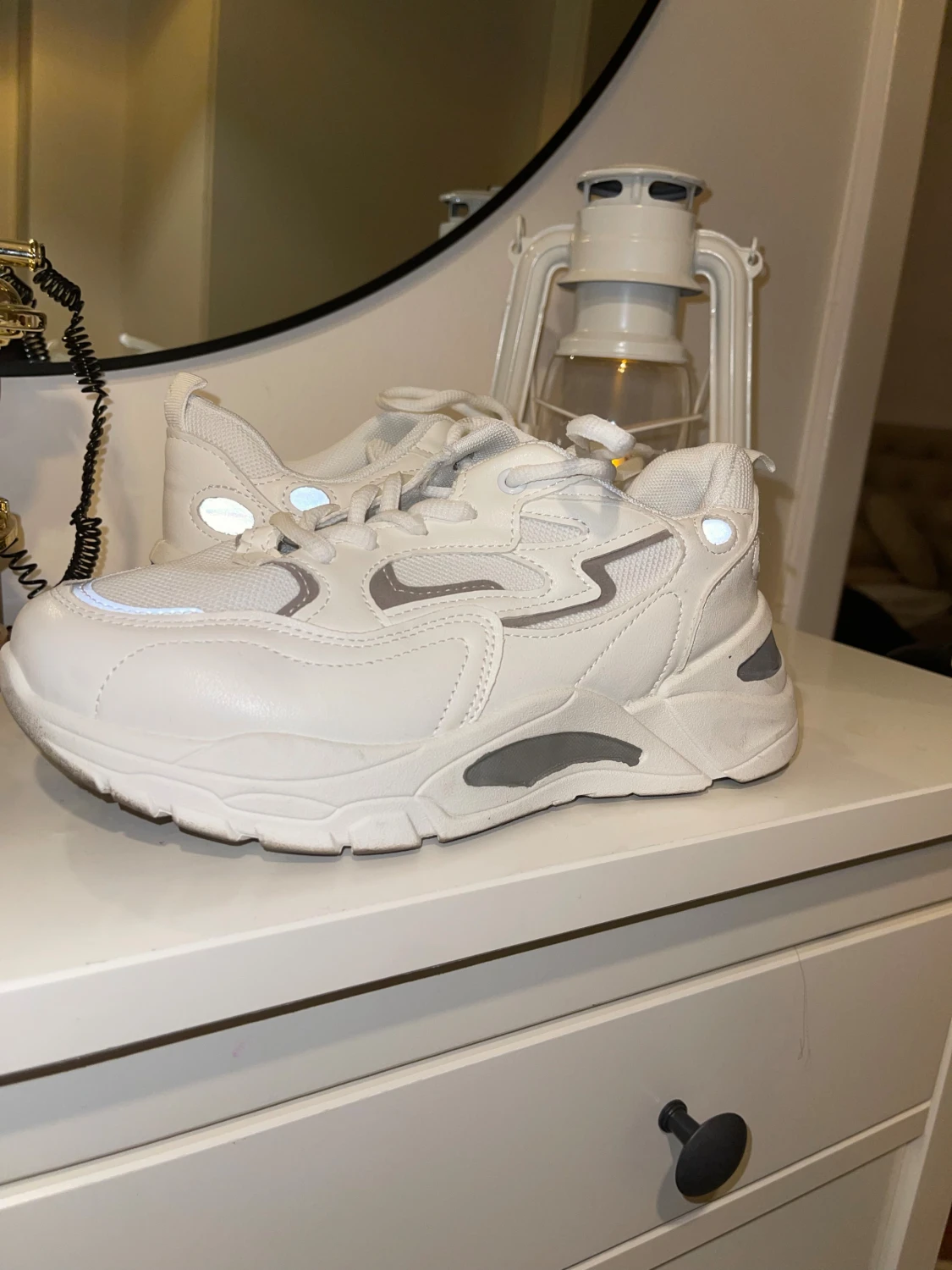 Chunky vita sneakers med grå detaljer - 2