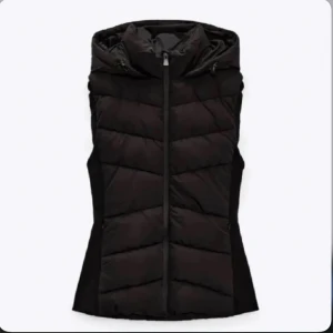 Zara väst  - Säljer zara väst då jag inte använt den många gånger. Inte min smak, jätte bra skick 