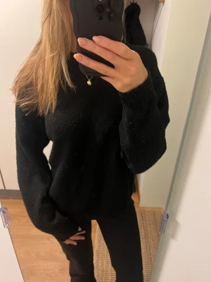 Svart stickad tröja  - En svart basic stickad tröja, använt en del🩷