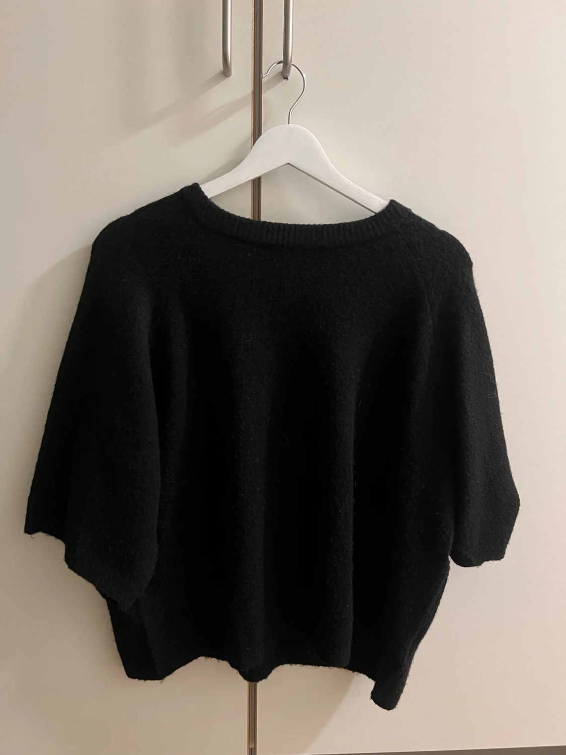 Svart stickad tröja med halvärm - 1