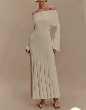 Meshki Alonza Long Sleeve Knit Midi Dress - Använd en gång. 95 EUR.  Så fin 😍 Som ny!  65% viscose 35% polyamid 