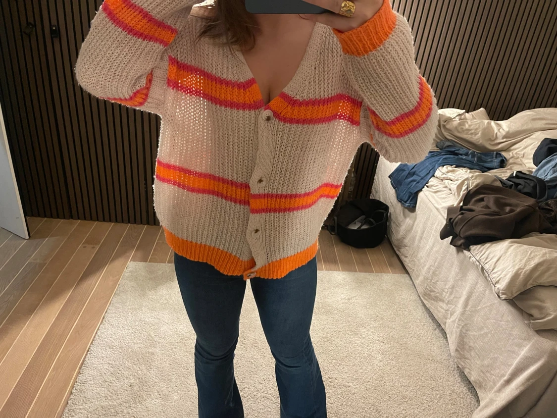 Randig kofta med orange och rosa detaljer