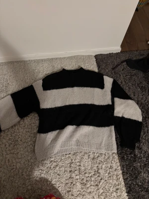 Randig stickad tröja - Mjuk stickad tröja från Gina Tricot. Priset kan förhandlas.
