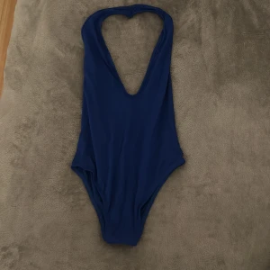 Marinblå baddräkt med djup rygg - En marin blå body aldrig använt köpte den på shein för 1 månad sen 