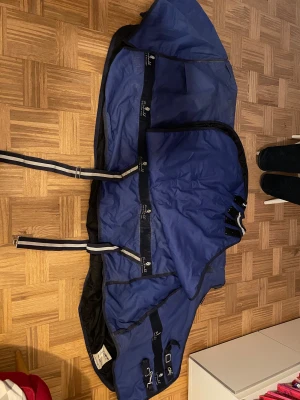 Täcke med avtagbar hals - Jättefint skick. Storlek 135cm, 200-300gran fyllning.