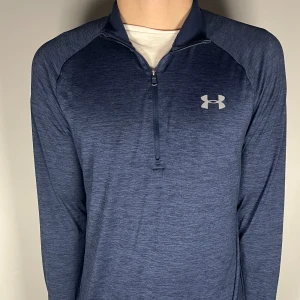 Under Armour halfzip - Säljer en riktigt snygg och trendig Under Armour zip i fint skick, storlek M, vid frågor är det bara att skriva //Gramenti