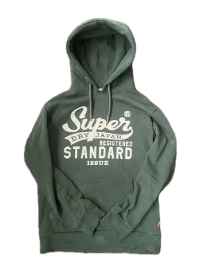 Vintage SuperDry 2000s hoodie(sällsynt) - Säljer nu denna sjukt snygga och sällsynta vintage hoodie från Superdry! Passar perfekt nu till höst och vinter då den både är varm och har en riktigt snygg passform😊 Storlek S men passar även M! Säljs ej längre i butik och är därför eftertraktade 🤝 Skriv vid funderingar 📲🙌