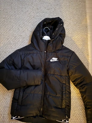 Nike jacka - Säljer min vinterjacka i strl XS, super fint skick och varm. Köpt för 1445kr Slutsåld online. 