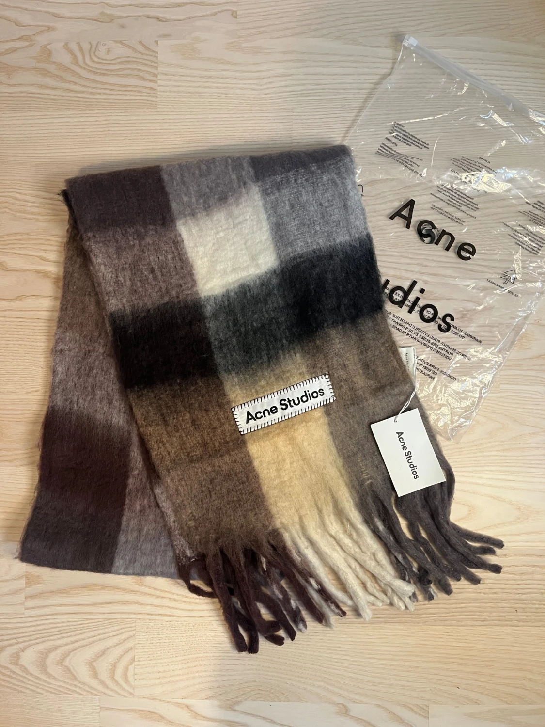 Rutig halsduk från Acne Studios