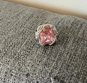 Ioaku ring - Icon edit ringen i rosa från Ioaku. Endast testad, säljs då den tyvärr var för stor. Storlek 18 och ej justerbar.