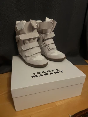 Isabel Marant skor - Säljer min syrras vita isabel marantskor. Bara att höra av dig vid frågor💕