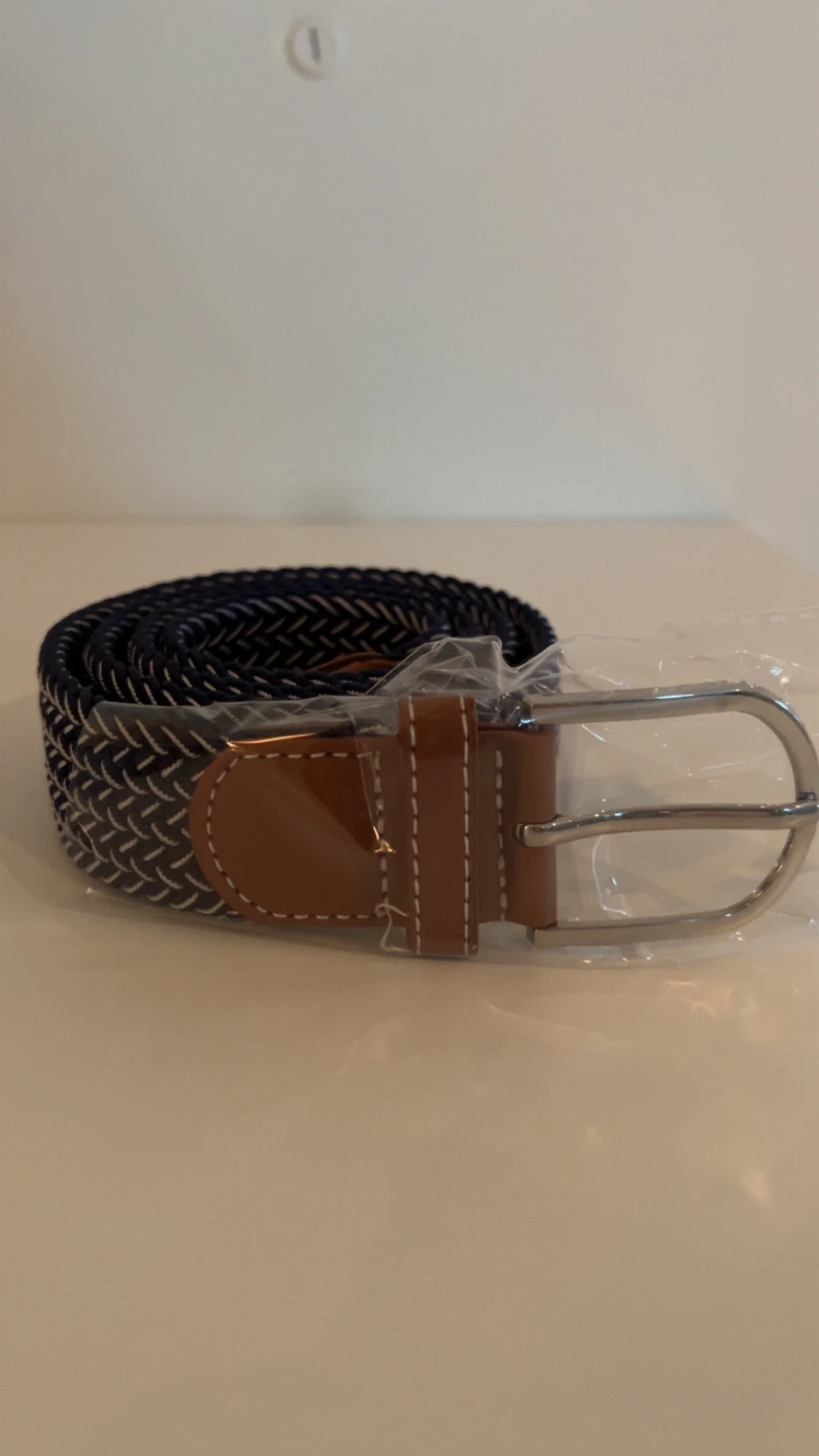 Mörkblå randigt flätat bälte