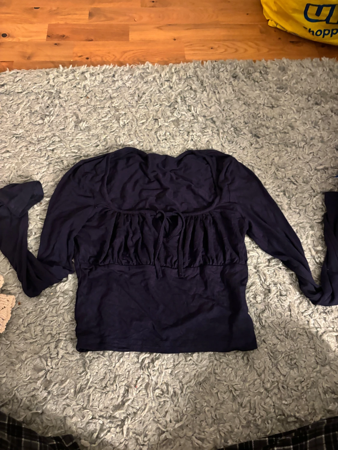 Mörkblå långärmad topp med snörning - 1