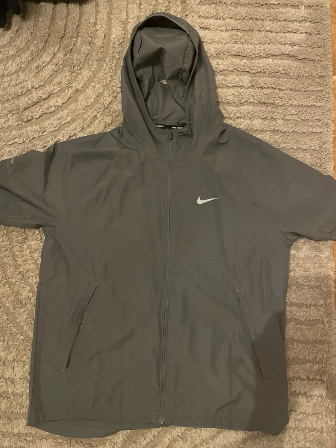 Grå Nike vindjacka med huva