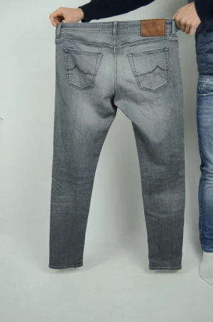 Jacob Cohën Jeans  - JACOB COHËN JEANS NYASTE MODELLEN  Storlek : W37  Modell : Nick SLIM  Mått : A = 48CM - B = 111,5CM  Användning : Jeansen är i ett väldigt fint skick utan defekter  Nypris : Cirka 5000SEK  Modellen på bilden är 182CM och väger 76KG