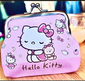Söt portmonä med Hello Kitty-motiv! - Söt portmonä med Hello Kitty-motiv. Mått: 12 x 8 cm. Oanvänd.