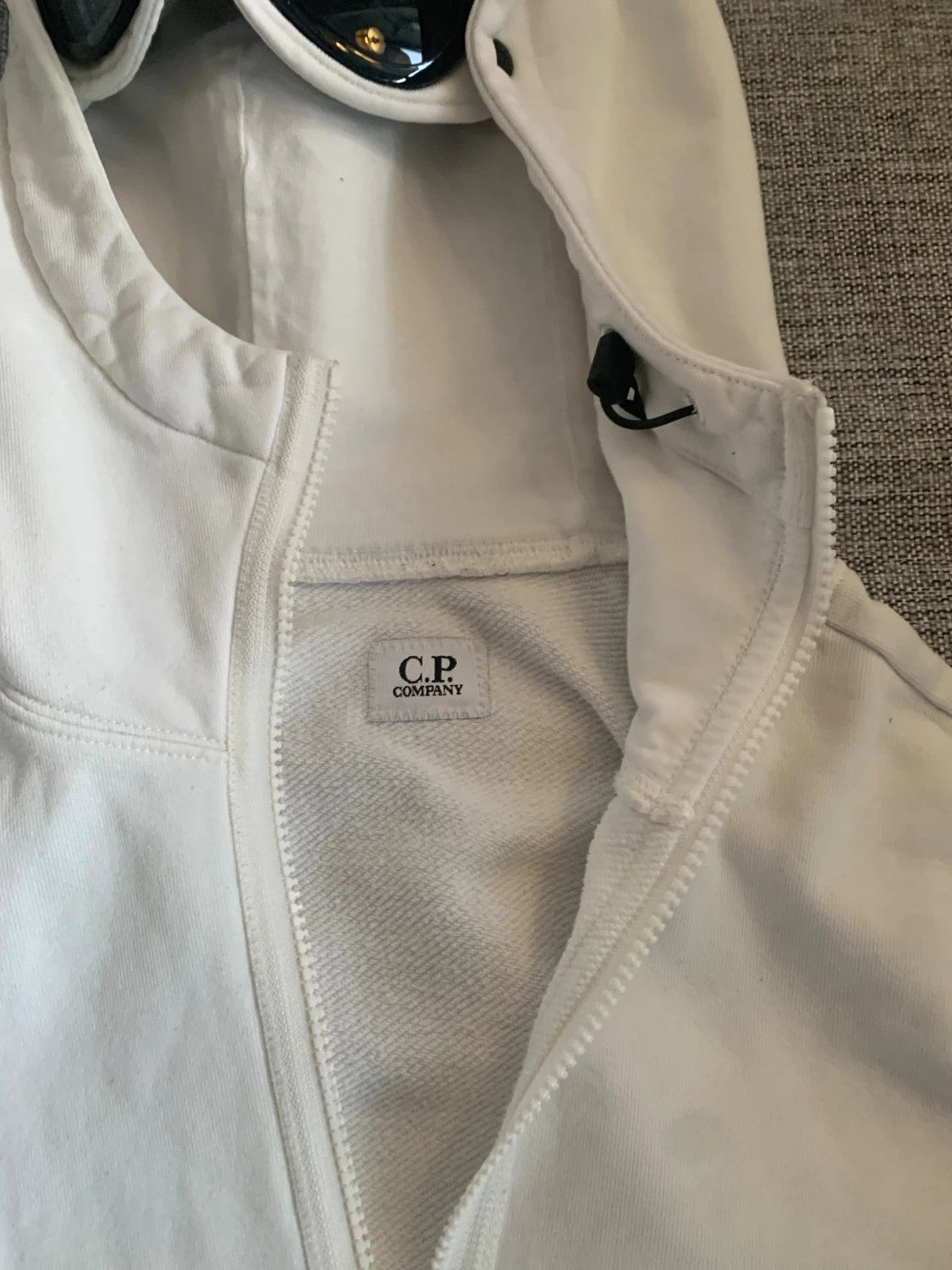 Vit hoodie med goggles från C.P. Company - 1