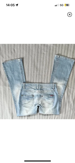 Ljusblå jeans från ONLY (Intressekoll) - Snygga ljusblå bootcut jeans från ONLY! De har två hål i skrevet dock men det är lätt att sy ihop, skriv för bilder, annars är de bra. Det finns ingen lapp på storlek i därför har jag skrivit storlek s/m men skulle gissa på att de är runt M. Jag är ca 165 och de passar bra i längden men är lite för stora i midjan. 