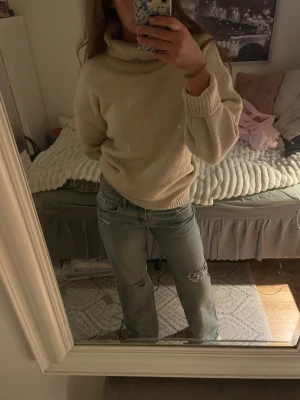 Ljusblå jeans med slitningar - Säljer ett par ljusblå jeans från Zara, har klassisk femficksdesign och är jeansmaterial. Passformen är loose och låg vid midjan. 