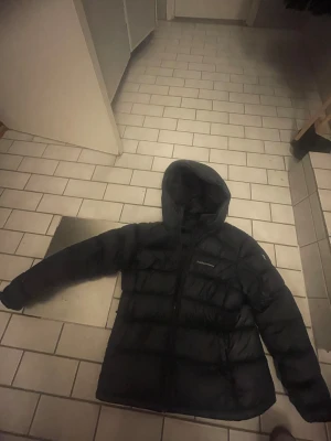 Svart dunjacka Peak Performance - Säljer en svart dunjacka från Peak Performance med huva och dragkedja. Den är i mycket bra skick. Jag köpte den för 4000 kr men jag säljer den för 2000kr