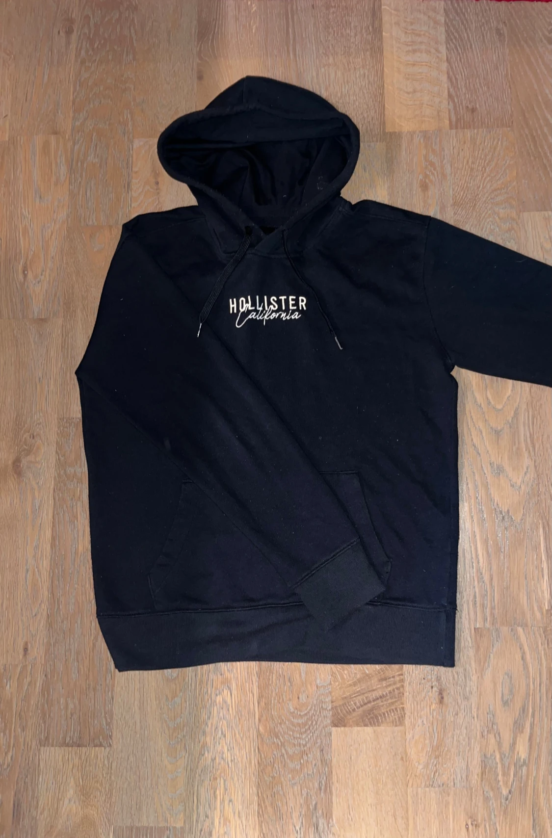 Svart hoodie från Hollister - 1