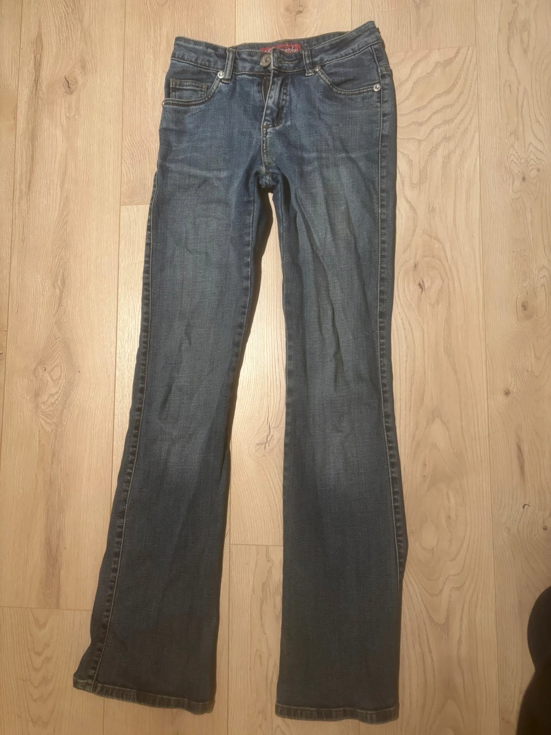 bootcut jeans i mörkblå denim