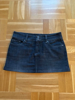 Jeanskjol - Säljer denna uppsydda kjol från Kappahl! Det står stl 40 i kjolen men den passar mer som 36/38 Skriv vid frågor🥰