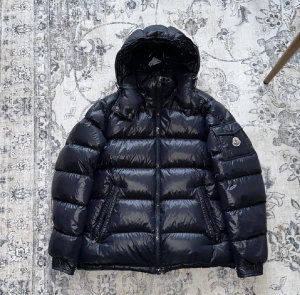 Moncler Maya - Säljer denna vinterjacka nu då den bara hängt på en galje senaste två åren och inte kommit till användning. Skriv privat för mer info, kvitto och påse finns självklart!