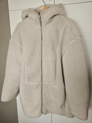 Teddyjacka från H&M - I väldigt fint skick & sparsamt använd. Lite längre modell. #teddyjacka #hm 