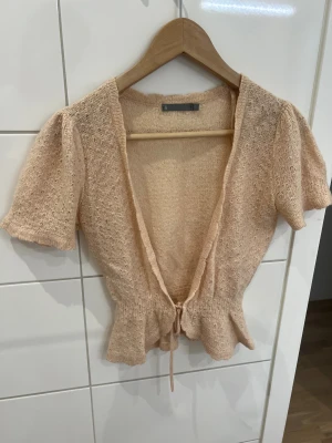 Beige stickad bolerotopp med knyt - Super fin över ett linne💞 bra skick 