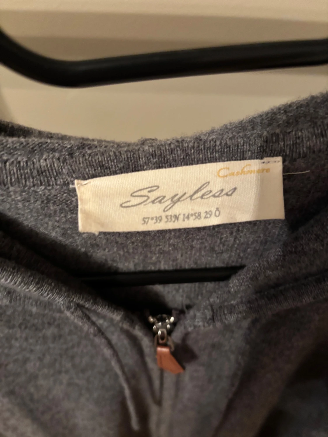 Grå hoodie i kashmir från Sayless - 2