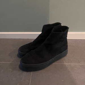 Svarta boots  - Säljer ett par svarta boots i fuskmocka med grov platt sula och rund tå. Från H&M, gosiga & varma. Sparsamt använda 🙌🏼