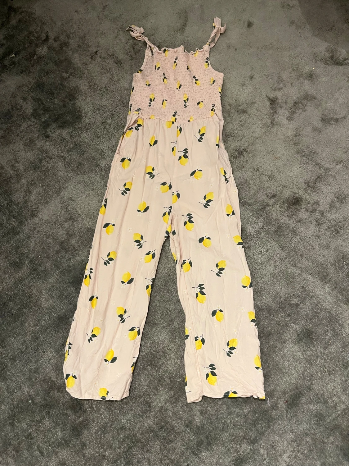 Ljusrosa byxdress med citronmönster