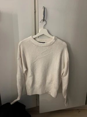Vit stickad tröja - Säljer denna stickade tröja från Gina!💕