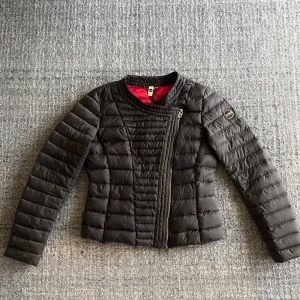 Colmar jacka - Colmar jacka - Skick: 9/10 - Pris: 899 kr - Nypris: 3500 kr - Autentisk ✅ - Snusmumrikens_closet