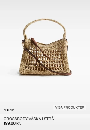 Beige axelväska i strå  - En helt oanvänd väska från H&M som är slutsåld!